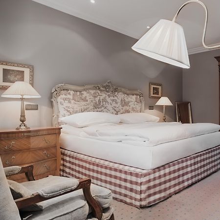 Schlosshotel Berlin Eksteriør bilde A bed with a bed skirt