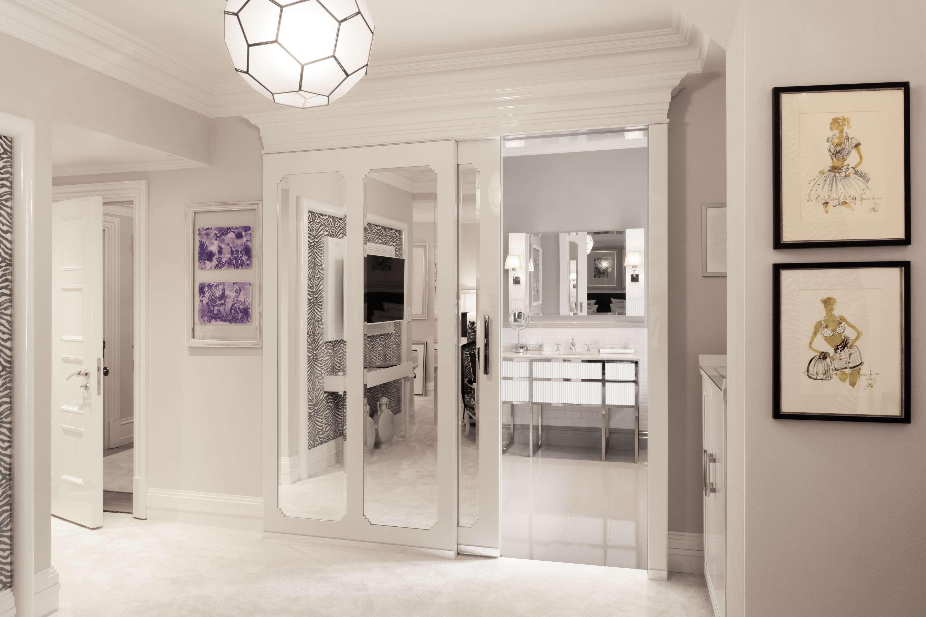 Schlosshotel Berlin Eksteriør bilde A mirrored interior door