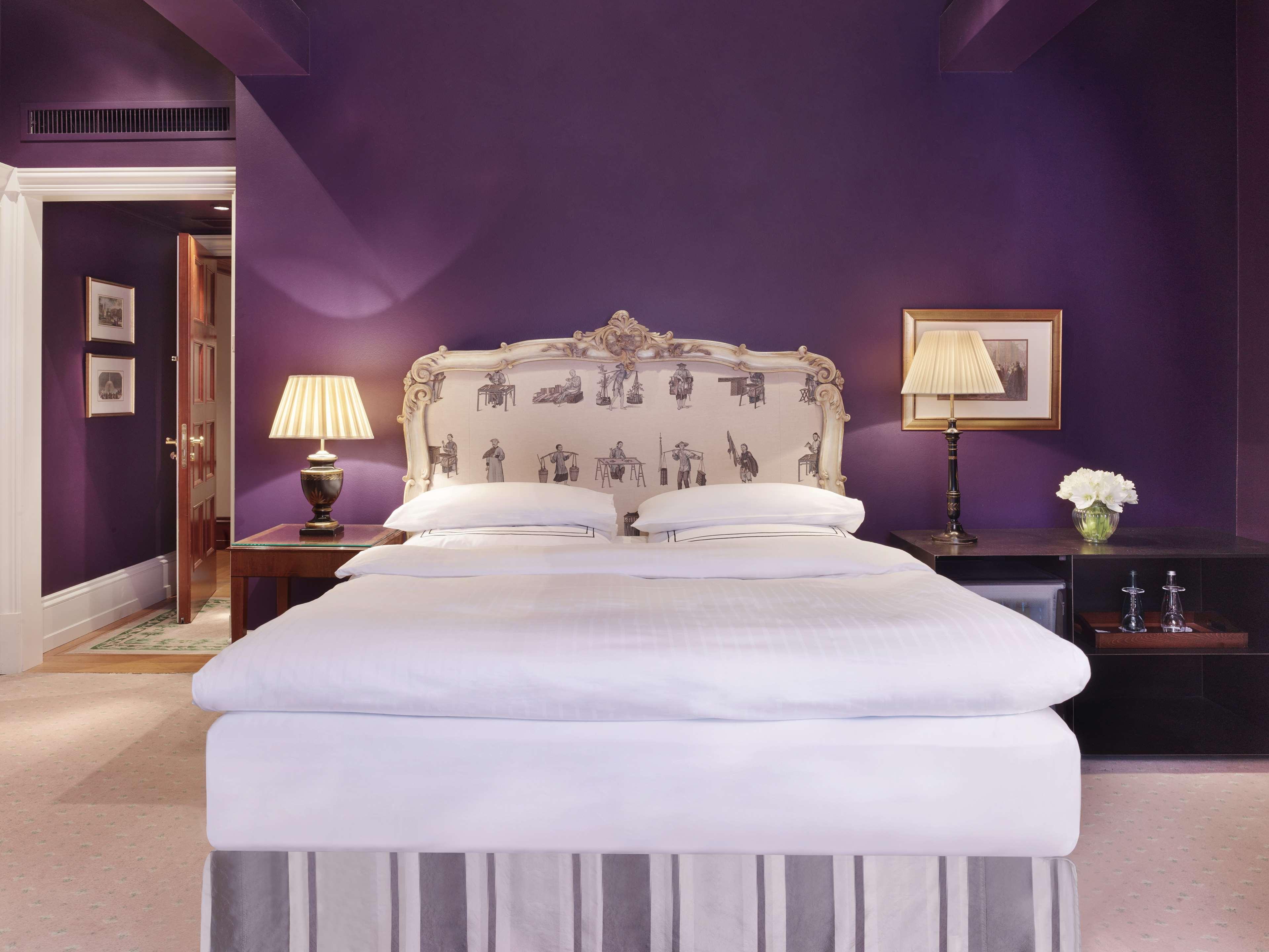 Schlosshotel Berlin Eksteriør bilde A bedroom at the Mandarin Oriental, London