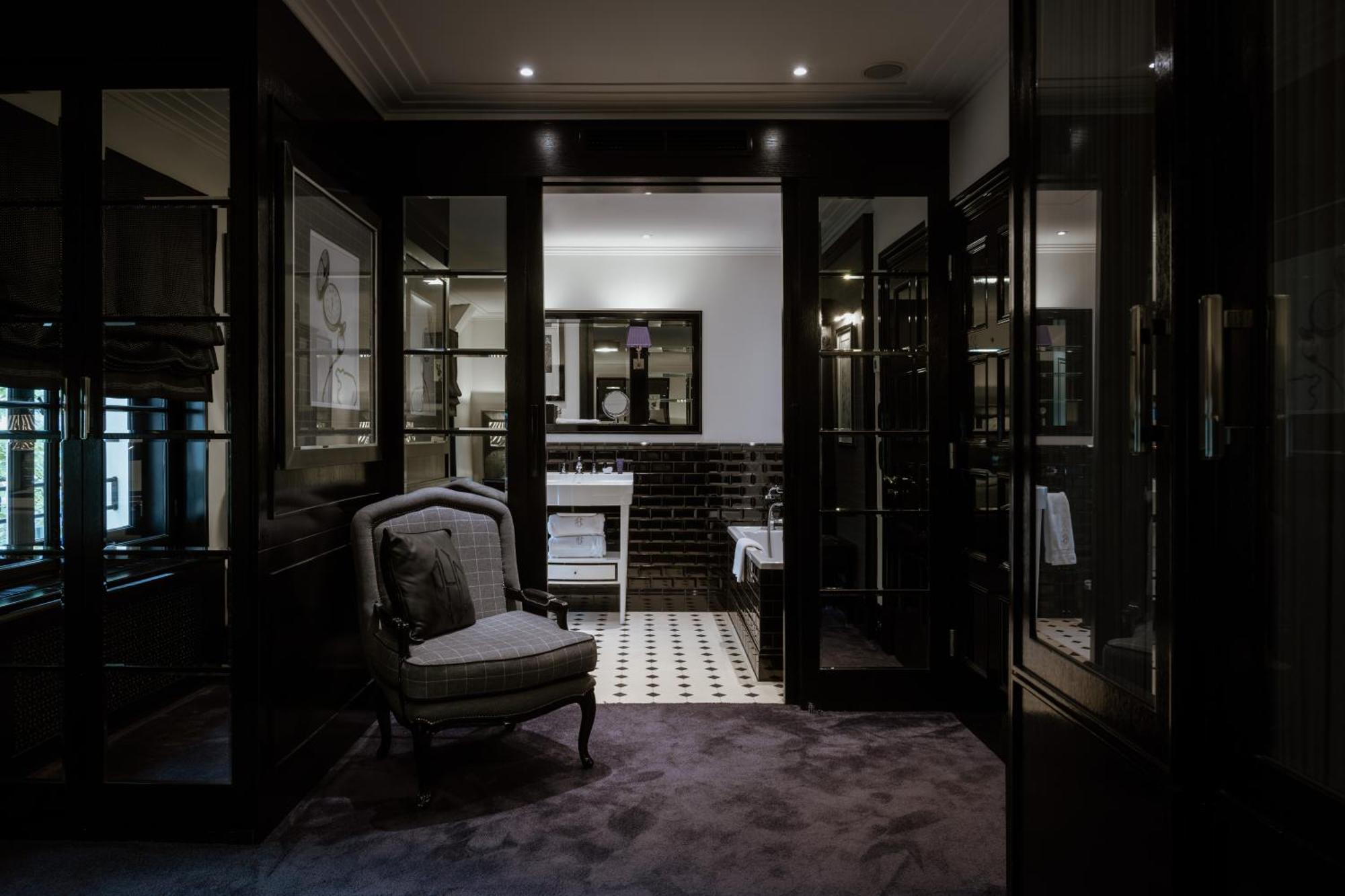 Schlosshotel Berlin Eksteriør bilde The bathroom of a suite at The Ivy Hotel