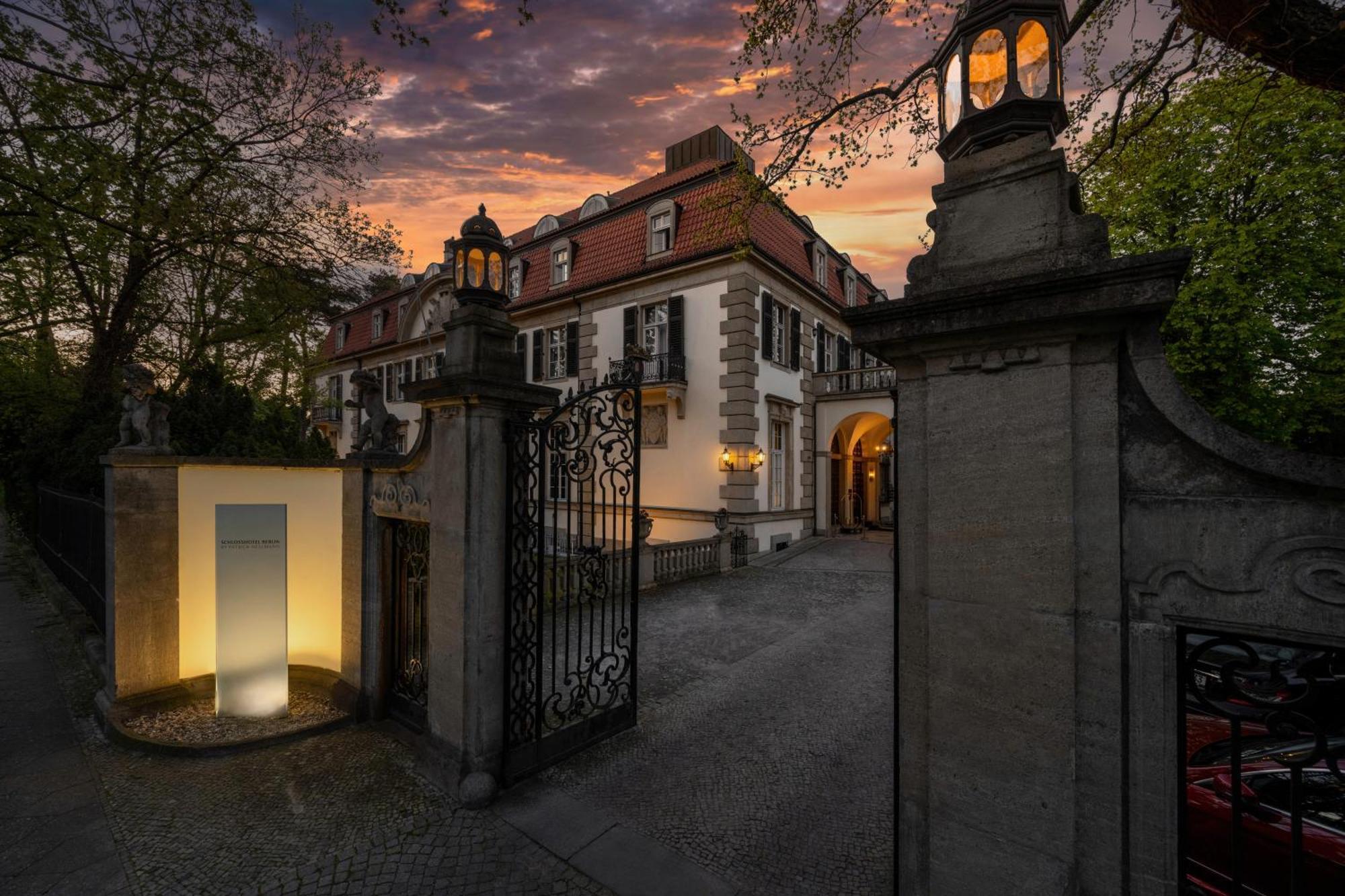 Schlosshotel Berlin Eksteriør bilde The gate of the villa